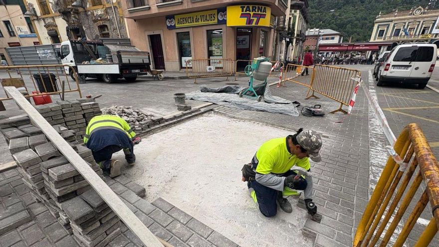 Comienzan las obras para reparar las calles semipeatonales del centro de Pola de Laviana