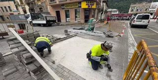 Comienzan las obras para reparar las calles semipeatonales del centro de Pola de Laviana