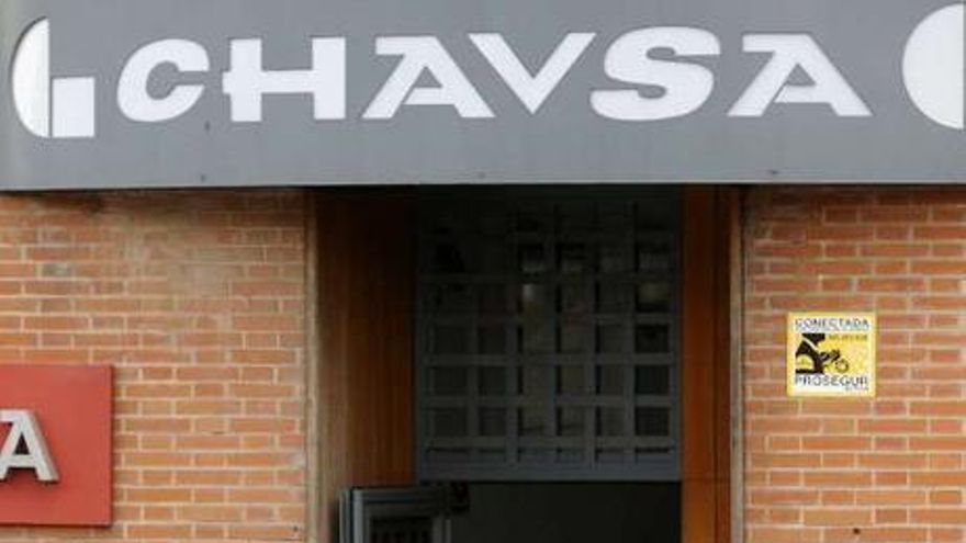 Agentes de la Guardia Civil conducen a uno de los detenidos.