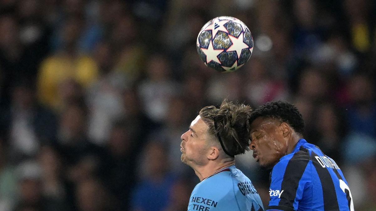 Denzel Dumfries y Jack Grealish pugnan por el balón durante la final de la ’Champions League’ entre el Inter Milan y el Manchester City en el Ataturk Olympic Stadium 