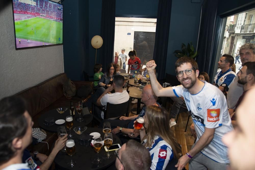 El equipo coruñés se juega el ascenso a Primera División y la ciudad se vuelca en plena celebración de San Juan.