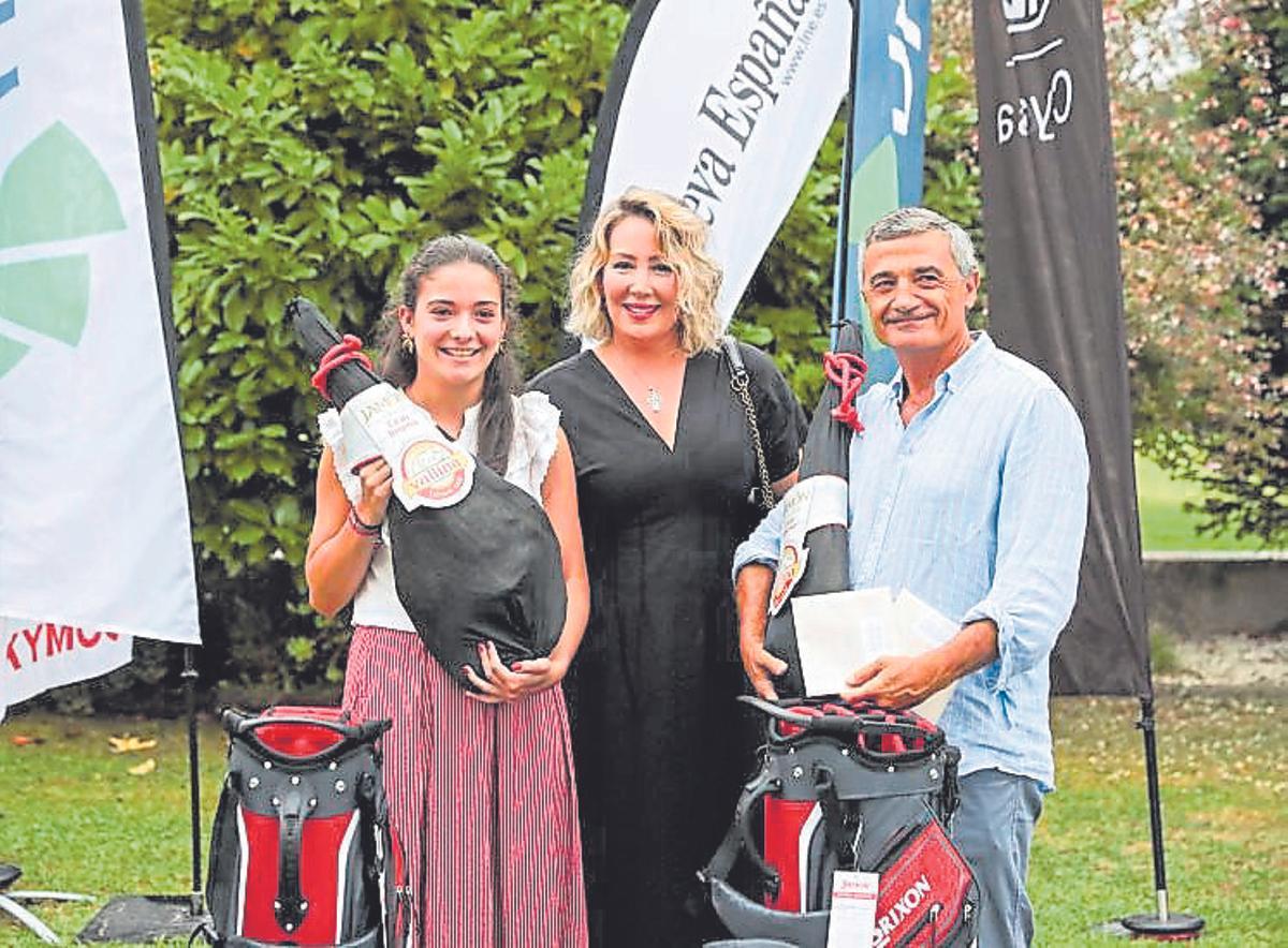 ganadores 2ª categoría. Ramón Fernández López y Cristina Fernández de la Vallina, junto a Esperanza Vallina, directora de Marketing de Embutidos Vallina.