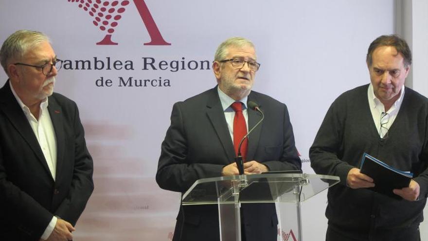 Alberto Castillo anula la entrega de medallas a los 45 diputados de la Asamblea tras una polémica con CS