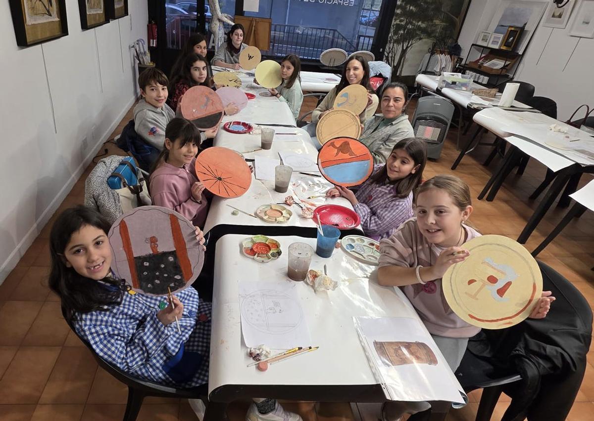 Participantes en el taller elaborando piezas para su colaboración con el Mureco. |  FdV