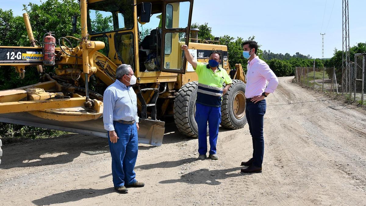 Un vecino conoce la actuación que acomete la empresa Plácido Linares