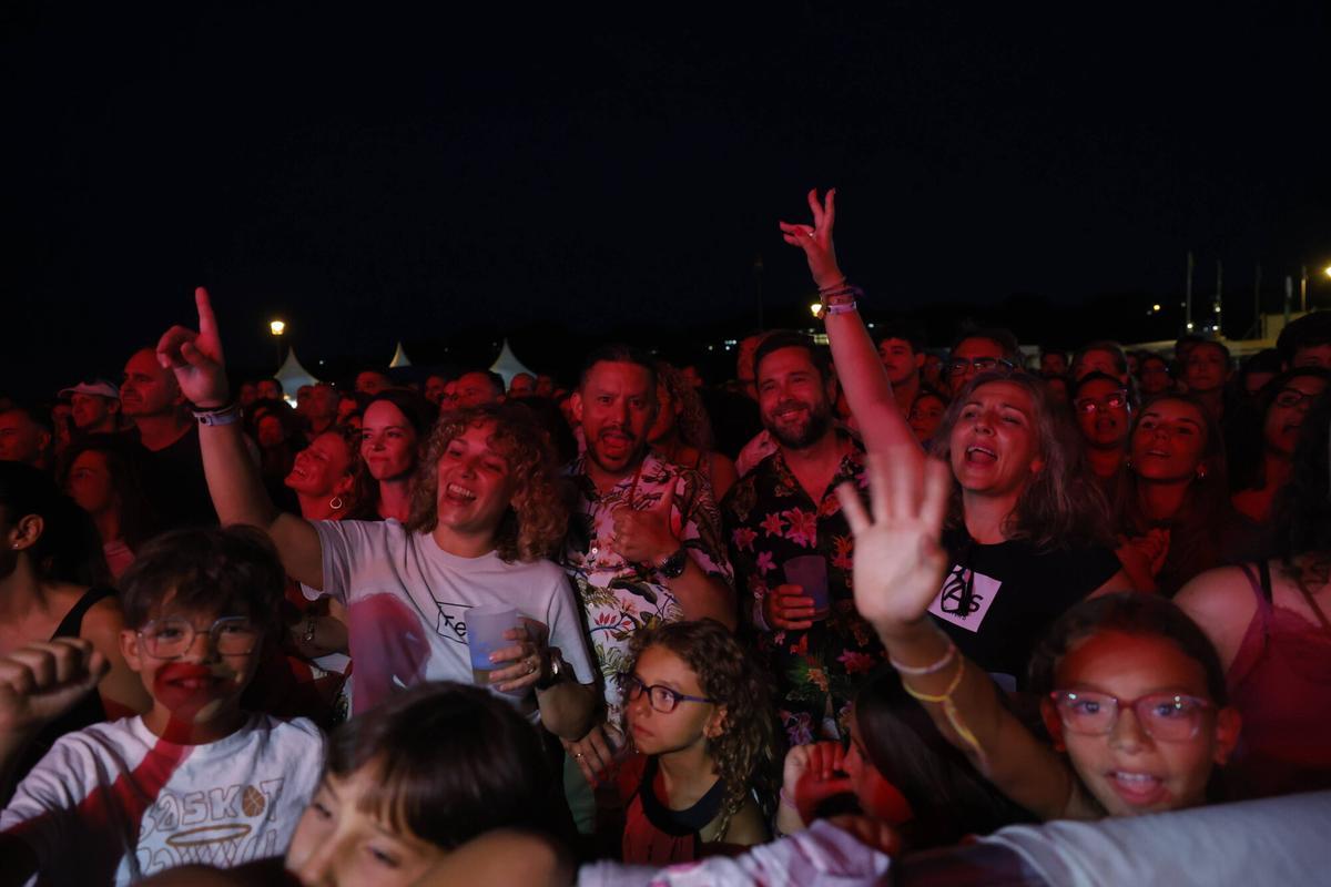 En imágenes: Así fue el concierto de Iván Ferreiro en Luanco al Mar En imágenes: Así fue el concierto de Iván Ferreiro en Luanco al Mar