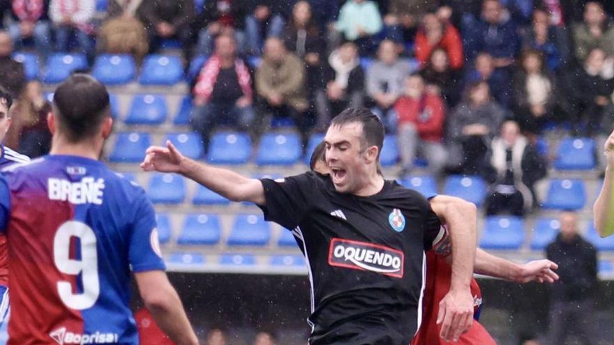 Viti con el balón ante Iván Breñé, de espaldas. | IRMA COLLÍN