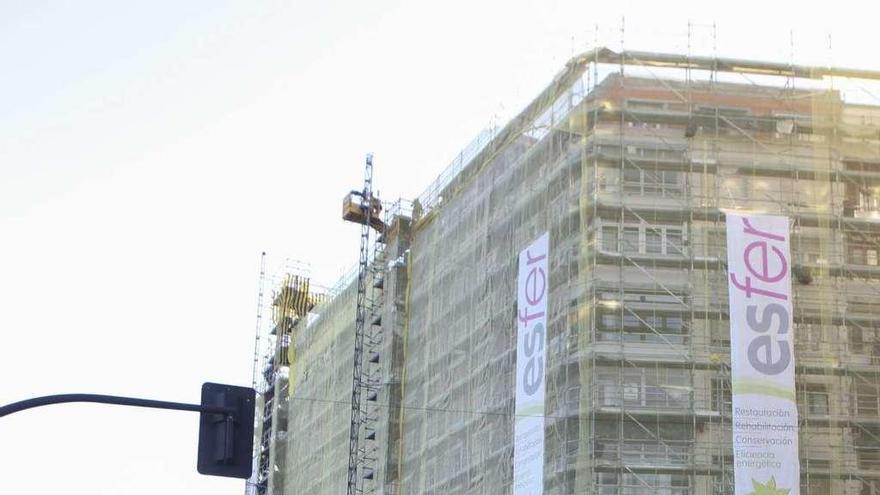 Una fachada del muro de San Lorenzo, andamiada para su rehabilitación.