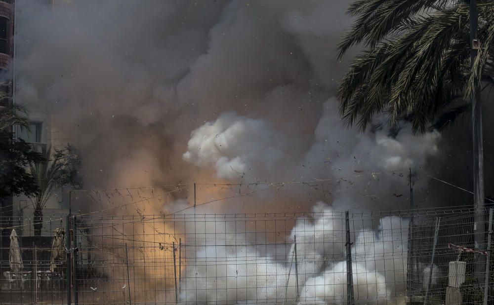 La pirotecnia Del Mediterráneo ofrece una mascletà marcada por la intensidad y con un potente terremoto final a dos alturas que ha provocado la rotura de un cristal del entorno de la plaza y daños en