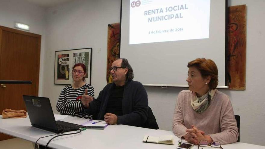 Por la izquierda, los ediles Estefanía Puente y Mario Suárez del Fueyo y la gerente de la Unión de Comerciantes, Carmen Moreno, ayer en el acto organizado por Podemos en el Ateneo de La Calzada.