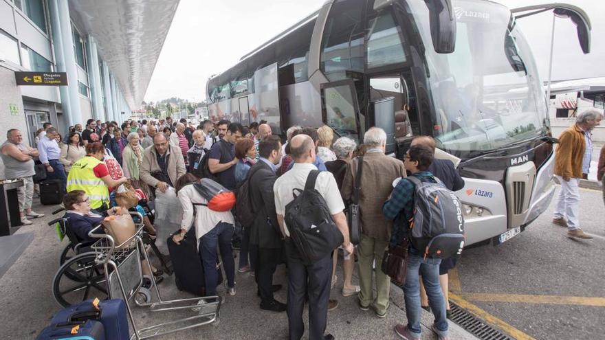 Afectados por la cancelación de vuelos en Peinador se unen para reclamar a Aena