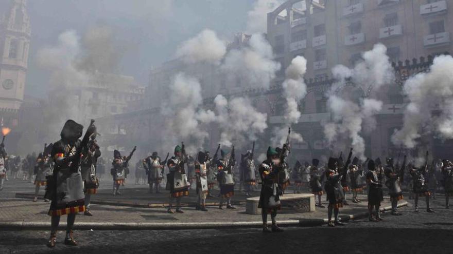 Festeros disparando en el Alardo de los Moros y Cristianos de Alcoy