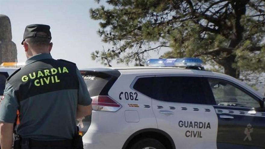 Muere al volcar la pala cargadora con la que trabajaba su finca en Oia