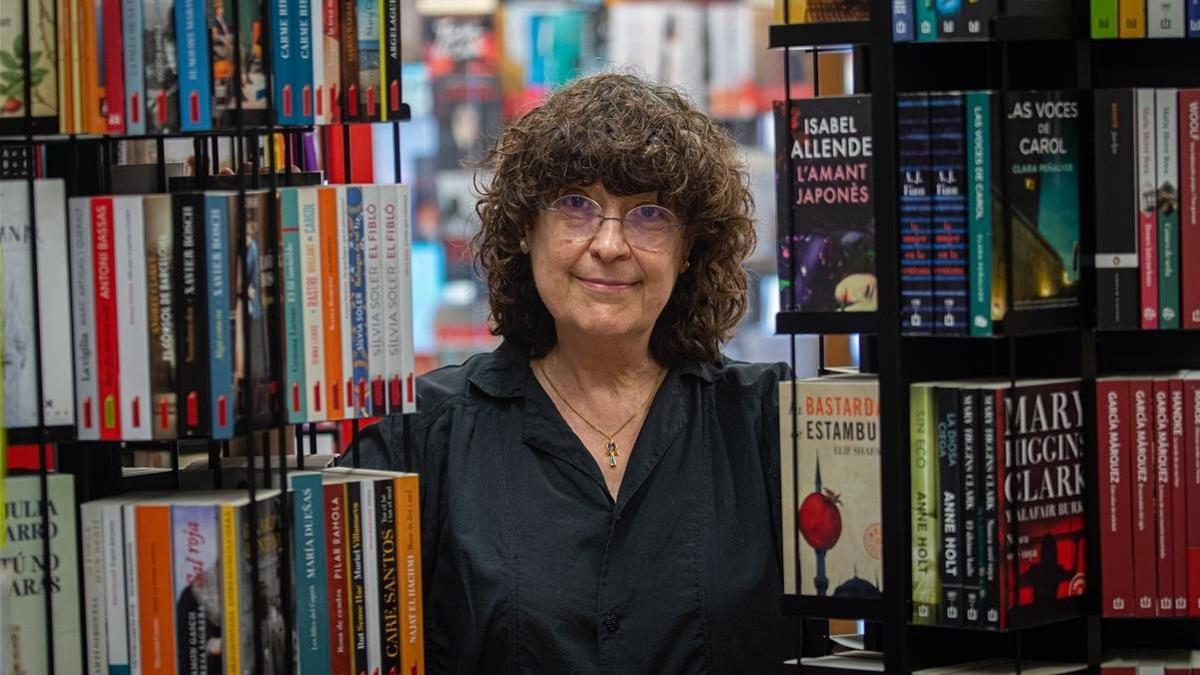 Maria Caminal, de la librería Eivissa, en el barrio de Horta (Barcelona).