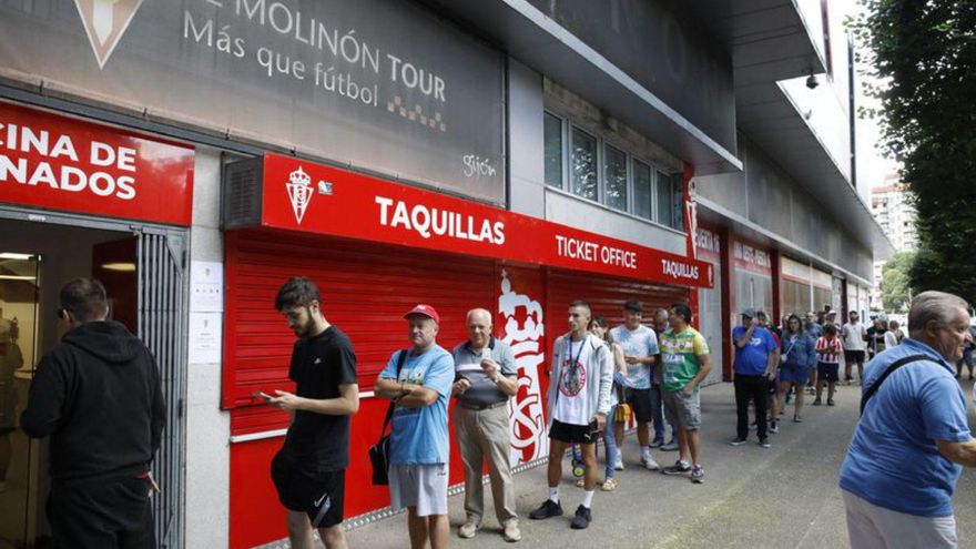 Aficionados del Sporting, ante la oficina de El Molinón. | ÁNGEL GONZÁLEZ