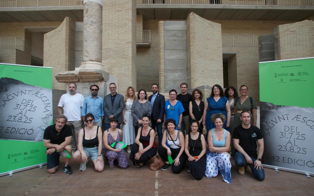 Representantes políticos, actores y creadores en la presentación de Sagunt a Escena