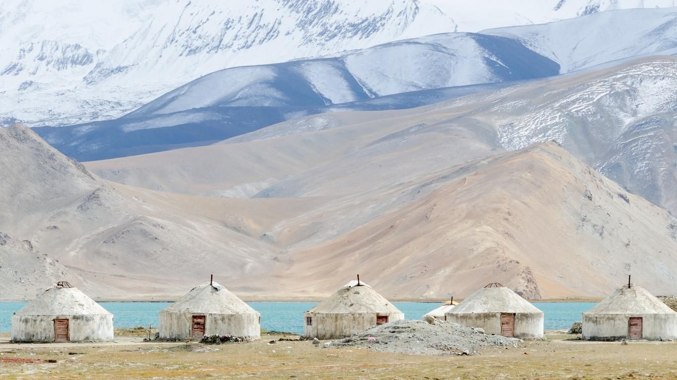 Un asentamiento de yurtas al pie del Lago Karakul