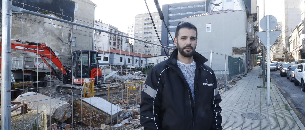 Joaquín Abeu con su casa afectada al fondo por las obras de demolición