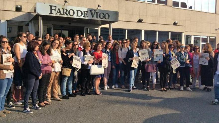 Orgullosos profes con su Faro da Escola bajo el brazo