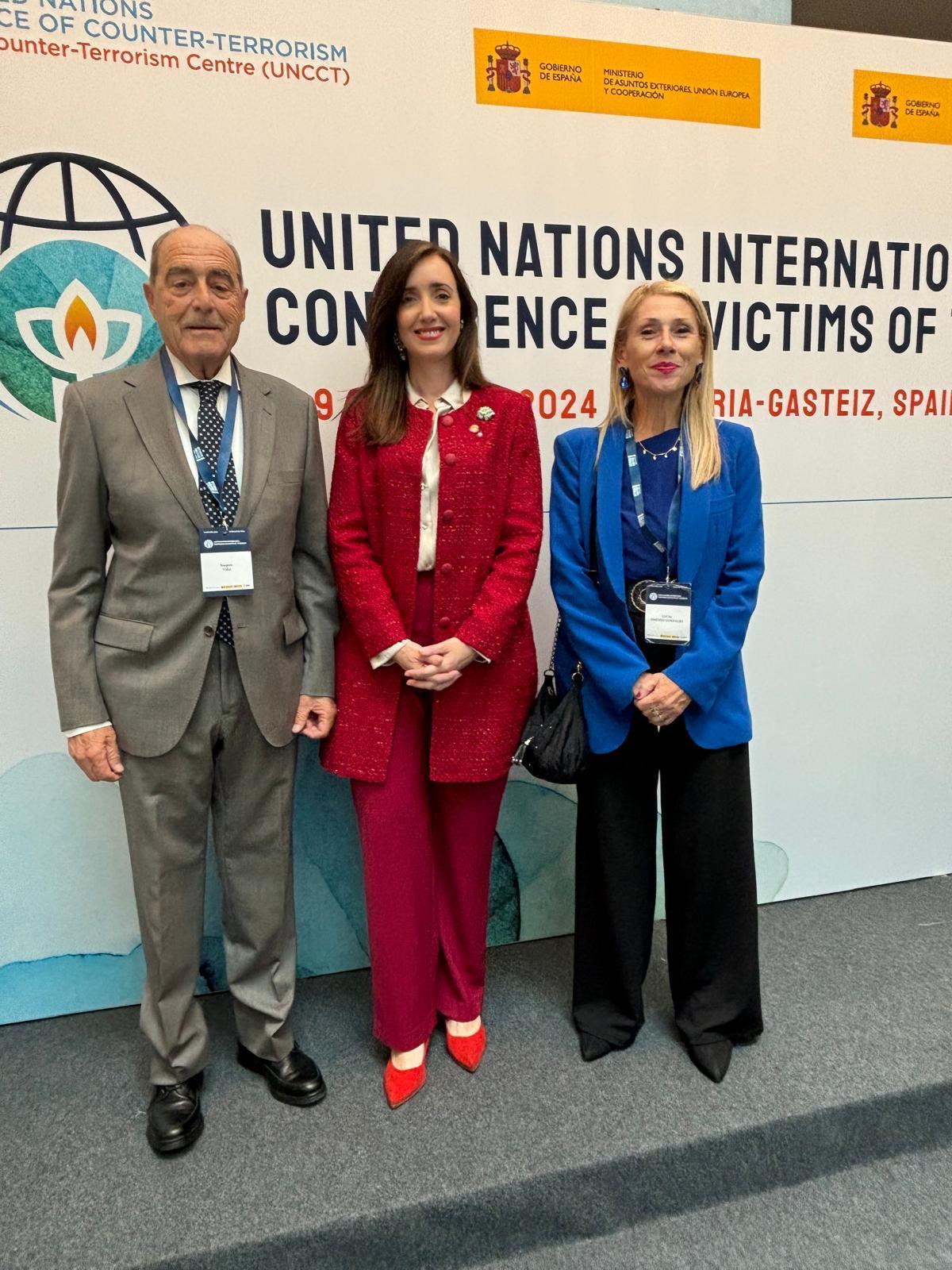A la derecha, Lucía Jiménez, presidenta de Acavite, este martes, con Victoria Villarruel, vicepresidenta de Argentina, y Joaquín Vidal, presidente honorario de la Federación Autonómica de Víctimas del Terrorismo  de España y la Asociación Andaluza.