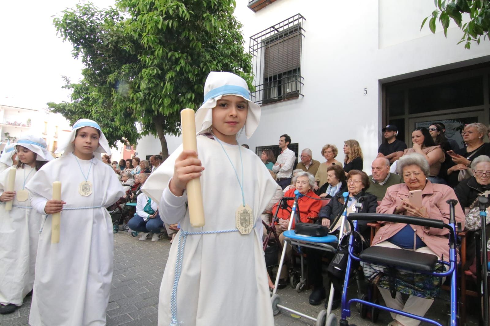 Pequeños del colegio de la Inmaculada durante su procesión.