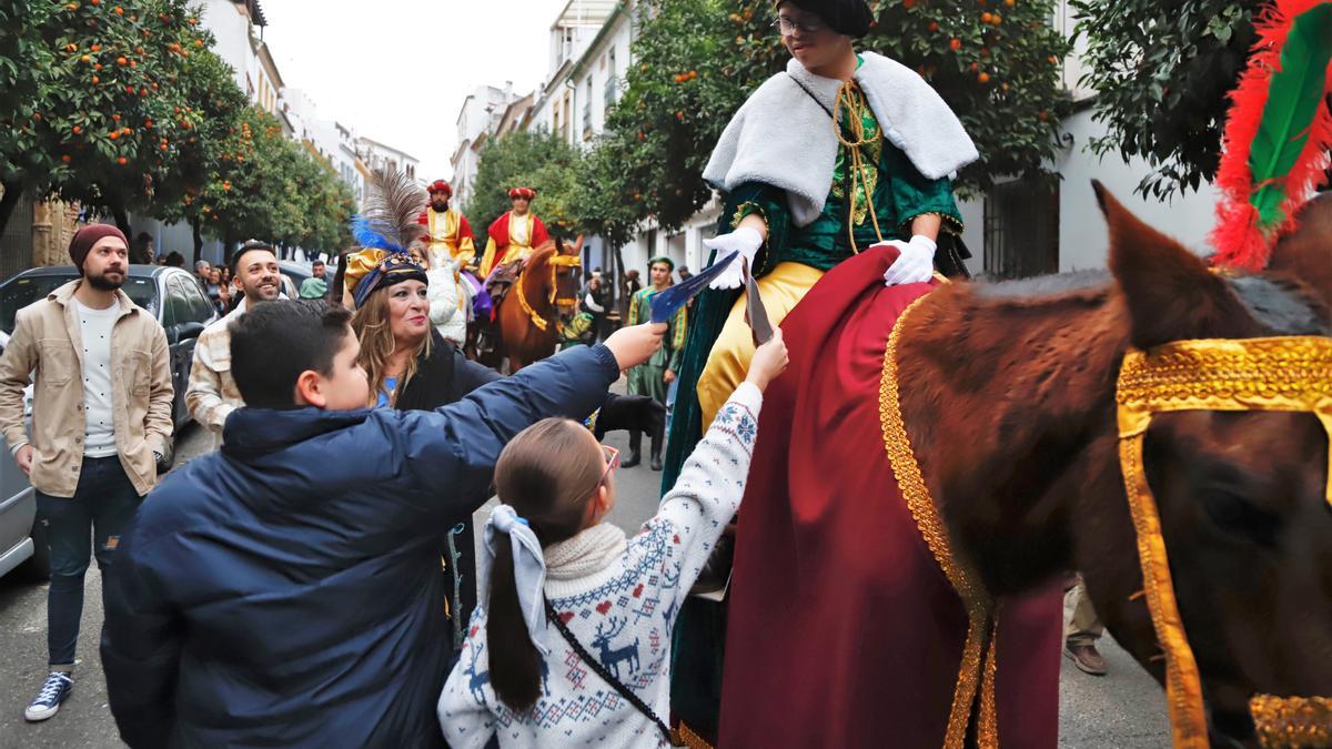 El cartero real reparte alegría entre los niños de Córdoba