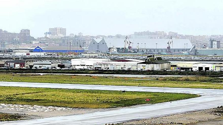 Un avión en la pista de Parayas, en Santander.