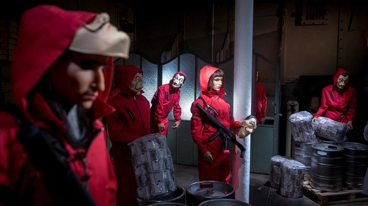 En una de las primeras salas hallaremos a los personajes de 'La casa de papel'.