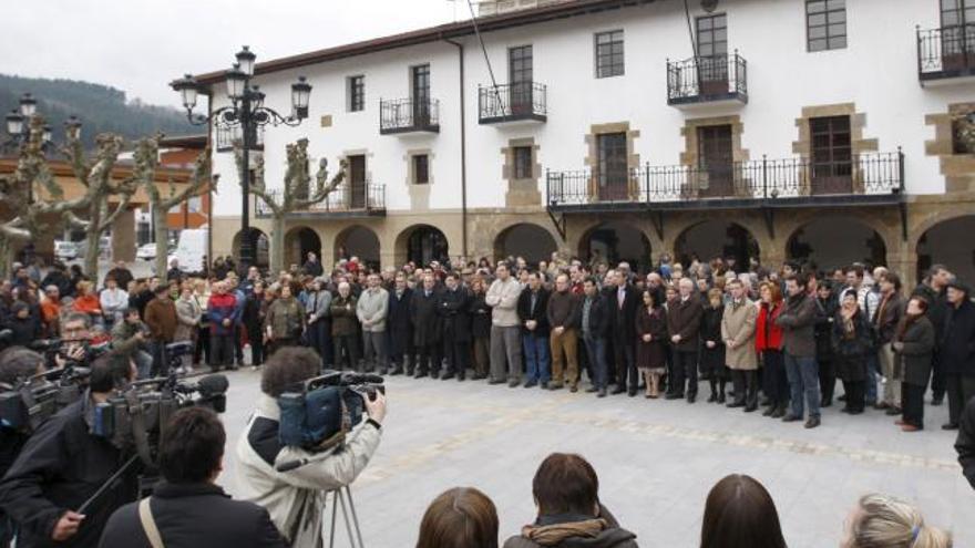 Vecinos y dirigentes políticos expresan en Lazkao su repulsa al atentado