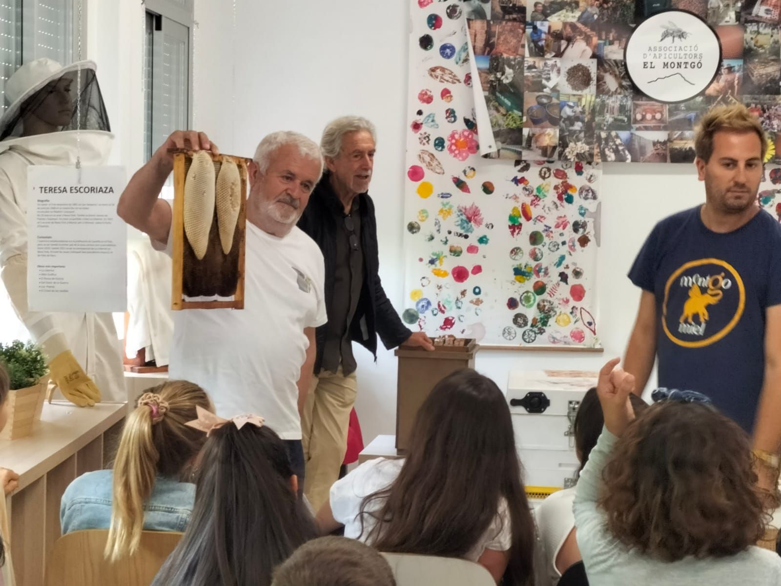 La apicultura y las abejas llegan al colegio Port de Xàbia