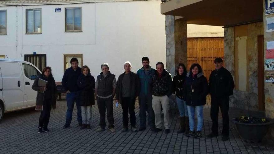 Los ganaderos, sus familias y ediles de la oposición, frente al Ayuntamiento tras descartar el encierro.