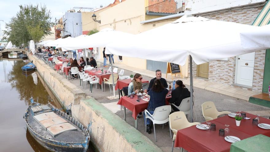 Los restaurantes en el Palmar, a medio gas por el incendio en El Saler