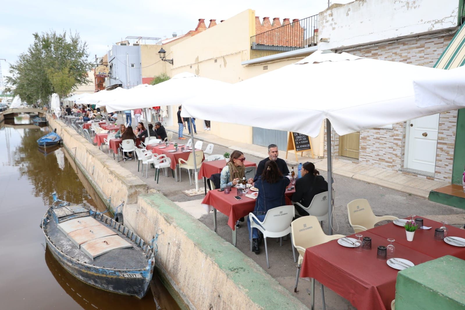 Los restaurantes en el Palmar, a medio gas por el incendio en El Saler