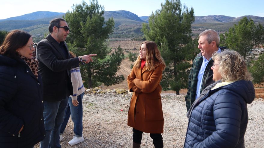 Otra foto de la visita de la consellera.