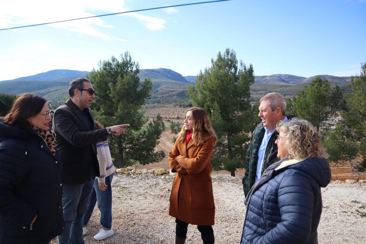 Otra foto de la visita de la consellera.