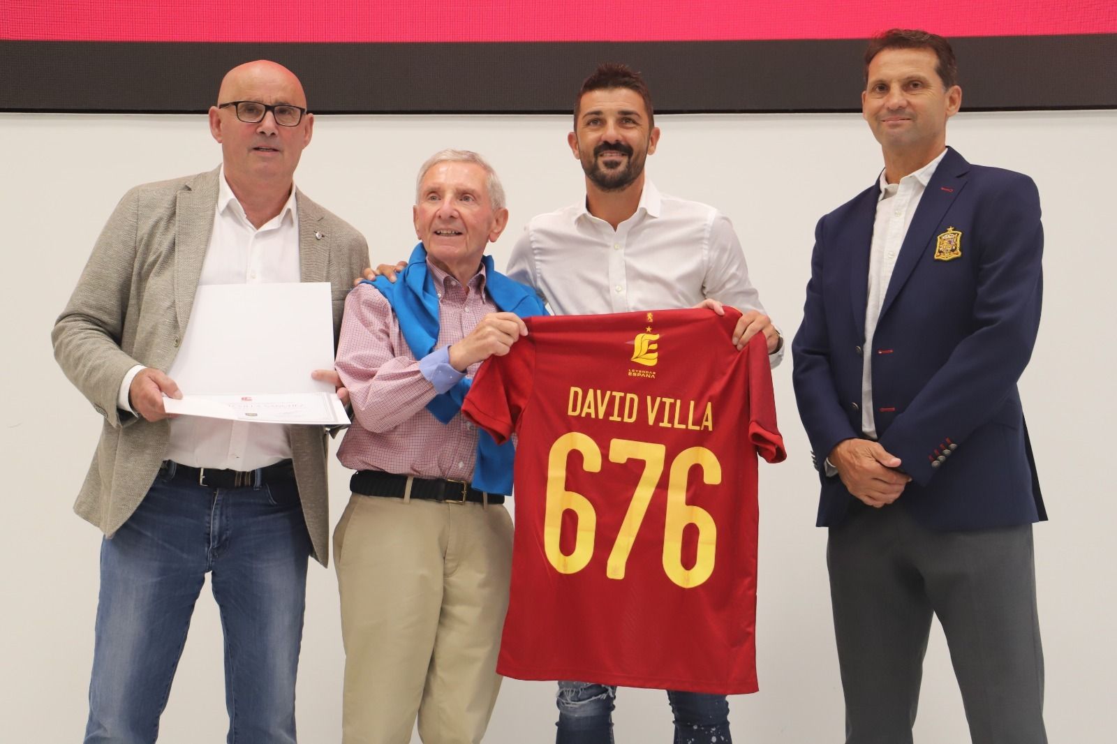 David Villa y Fernando Giner, con las Leyendas de España