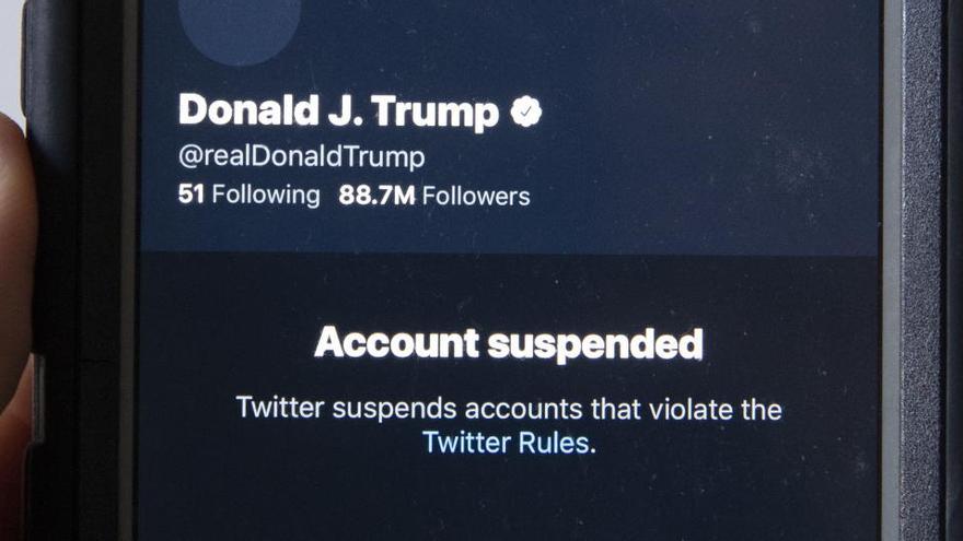 Twitter suspèn definitivament el compte de Trump per risc que «inciti a la violència»