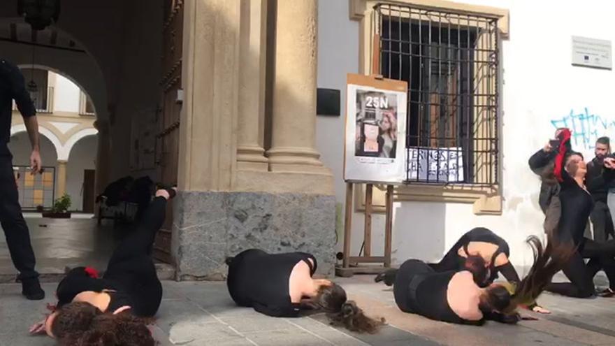 Performance contra la violencia de género de alumnos de la Escuela de Arte Dramático de Córdoba