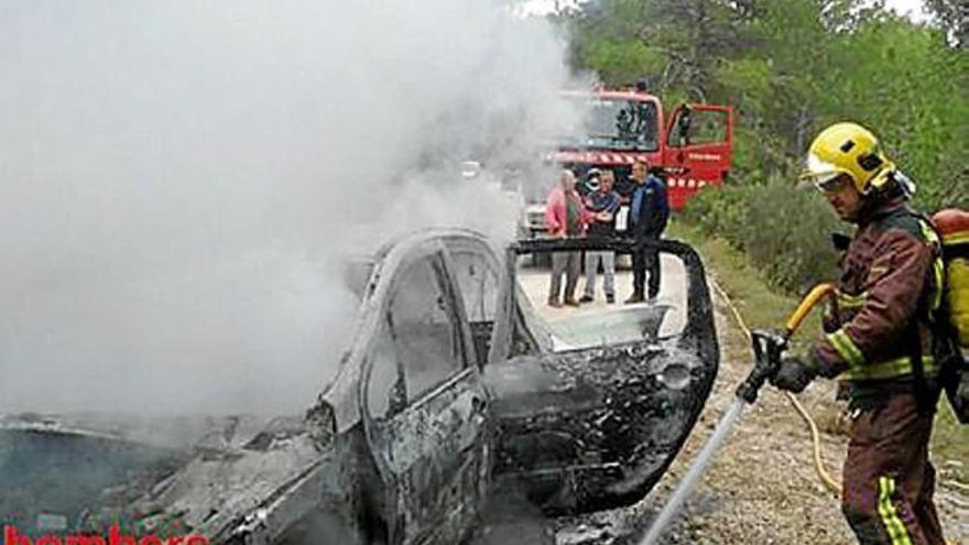 Cremen un cotxe al mig del camí de Ventanell,  al municipi de la Llacuna
