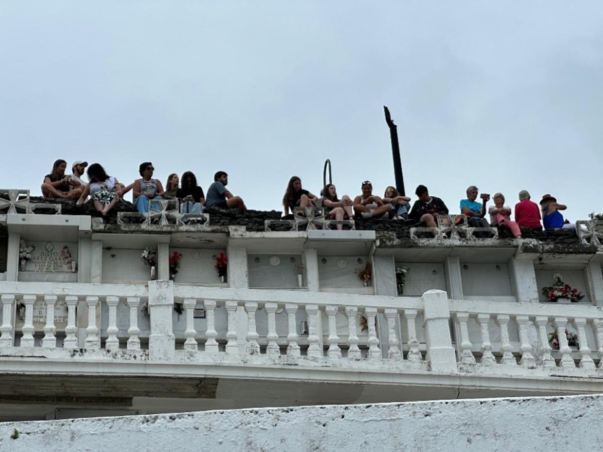 Luarca vive el eclipse con emoción y "esperanza" pese a las nubes Luarca vive el eclipse con emoción y "esperanza" pese a las nubes