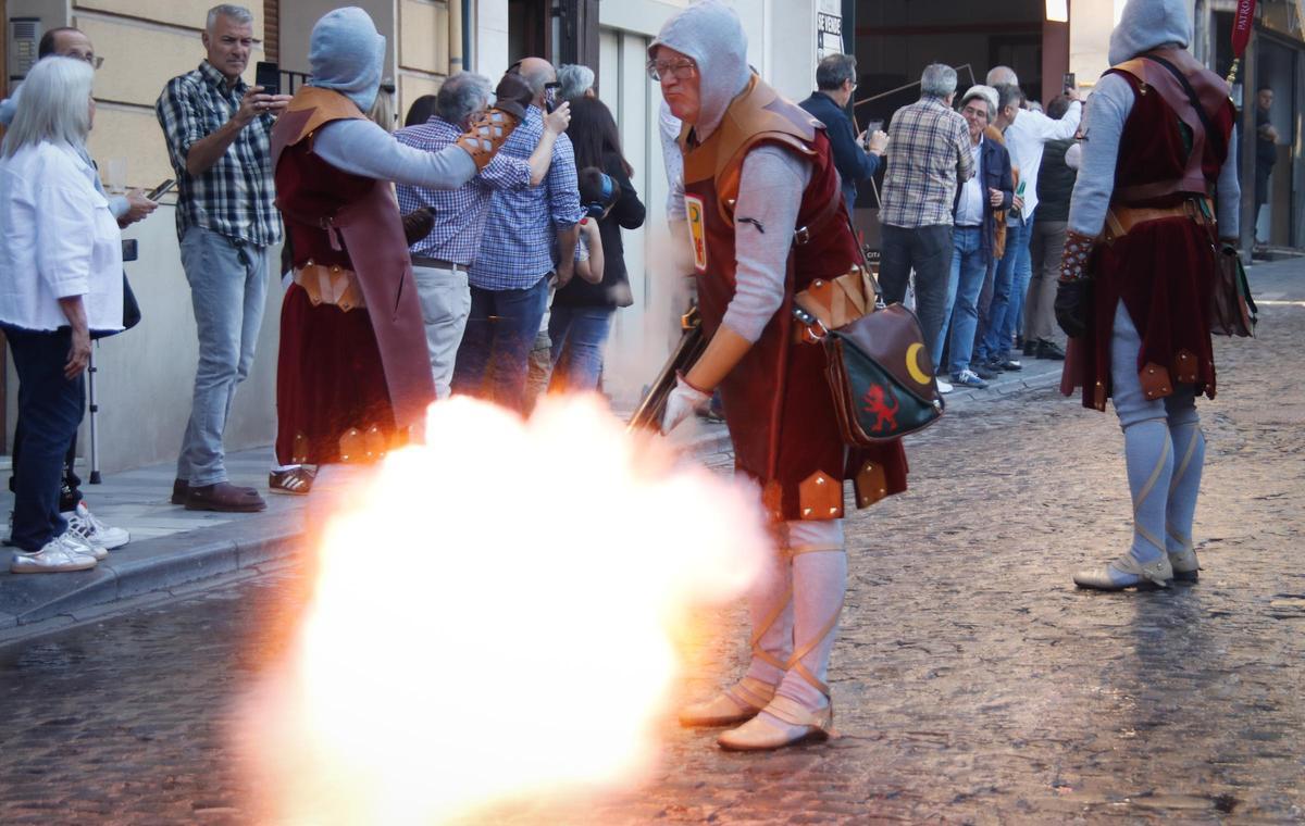 Los arcabuces toman Alcoy en el 750 aniversario de Sant Jordi
