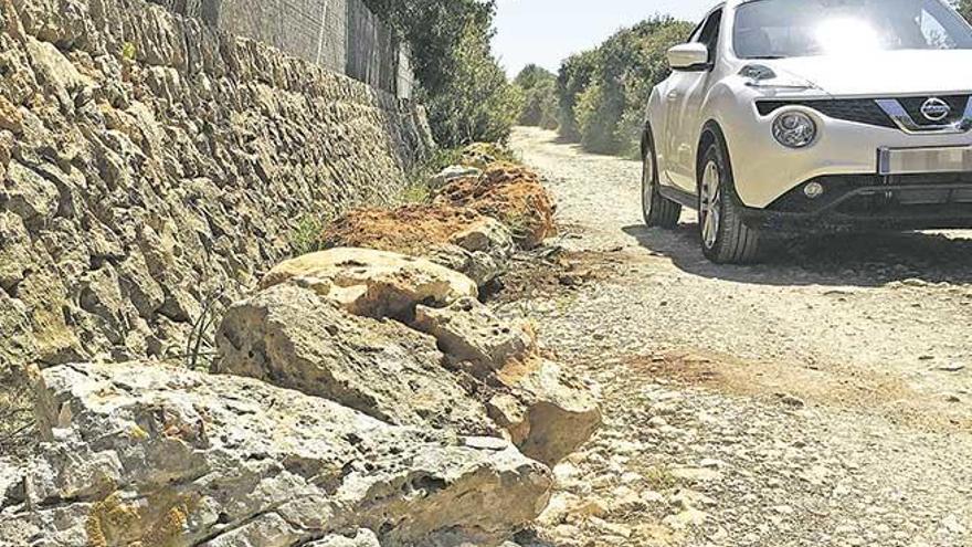 Enormes piedras impiden el aparcamiento en el camino de acceso a Cala Varques.