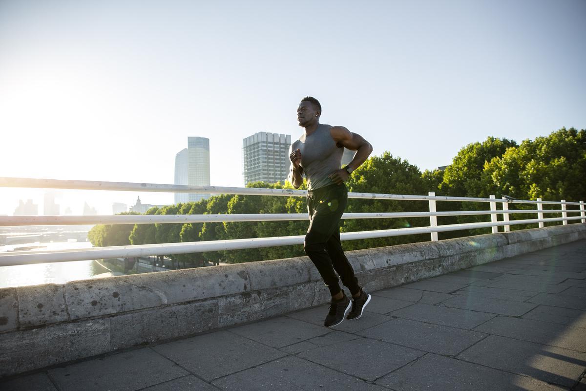 Las zapatillas Adidas que más recomiendan los expertos para empezar a correr bajan de 120€ a 79€