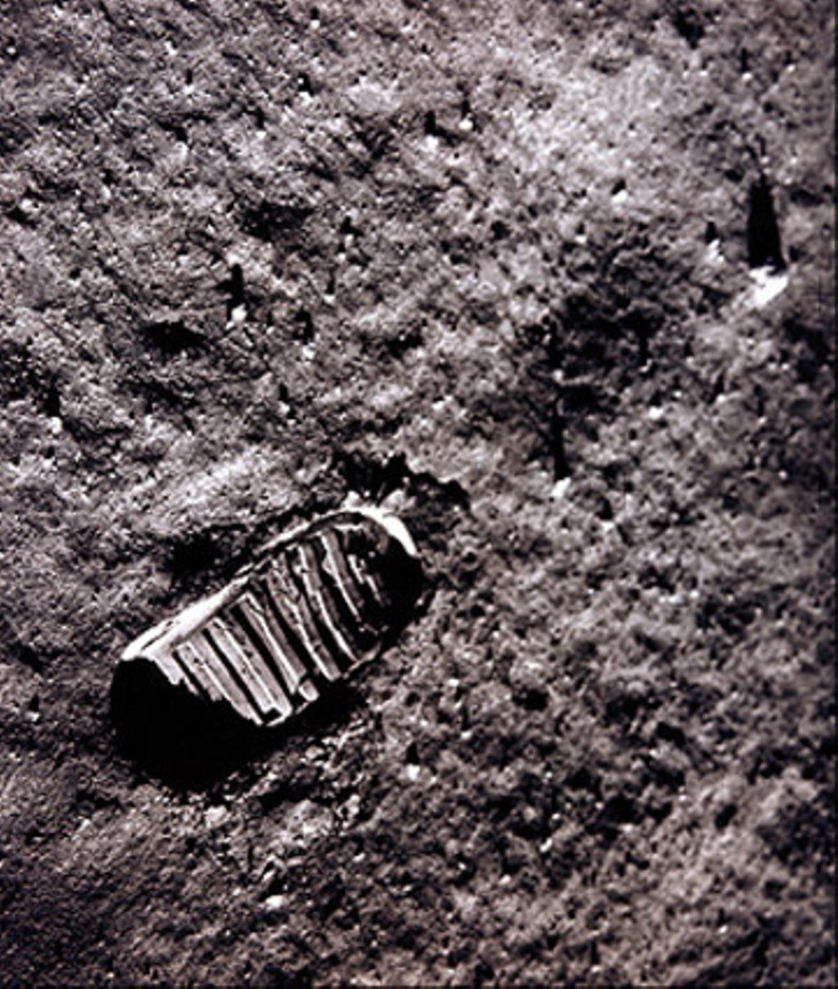 L’empremta d’Armstrong sobre la Lluna, el juliol del 1969. L’empremta d’Armstrong sobre la Lluna, el juliol del 1969.