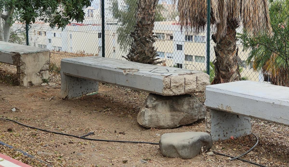 Imagen del mobiliario urbano deteriorado en el barrio de San José, en Las Palmas de Gran Canaria.