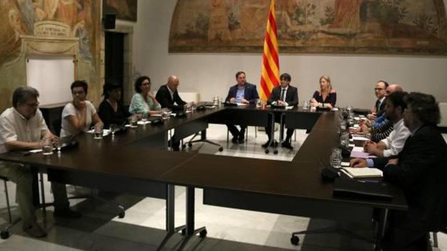 Els partits que estan a favor del referèndum es van reunir al Palau de la Generalitat.