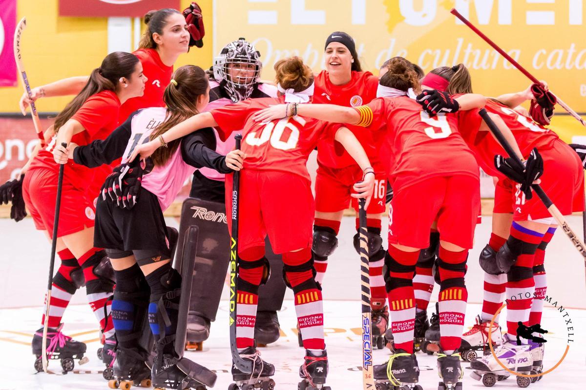 L’equip gironí, fent pinya abans d’un partit de la Segona Divisió.