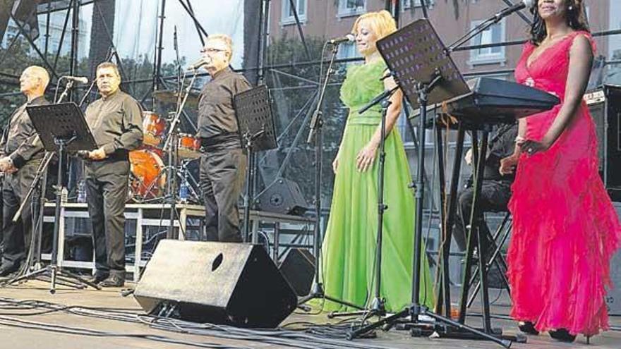 La Trova Coruñesa canta al amor en Méndez Núñez