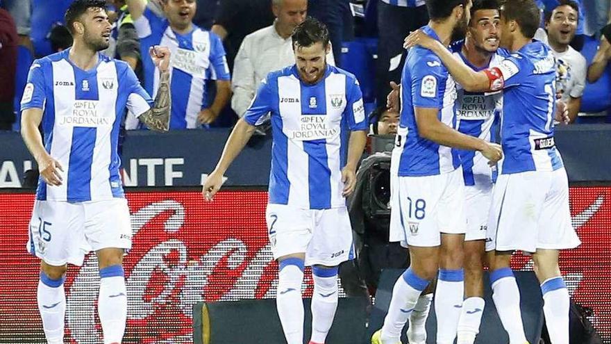 Pablo Insua, con el dorsal 18, felicita a Gabriel por su gol, el tercero de los cuatro del Leganés.