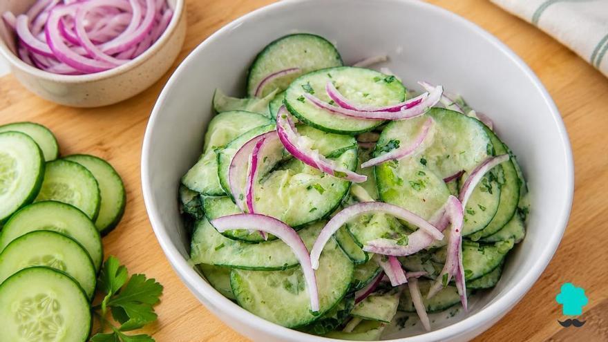 Ensalada de pepino y yogur: el plato refrescante, cremoso y sencillo que triunfa en verano para acompañar cualquier plato